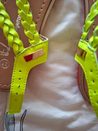 Sandalias planas amarillas flúor