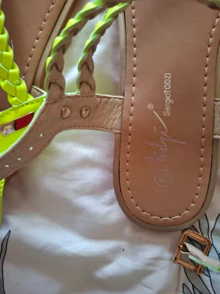 Sandalias planas amarillas flúor