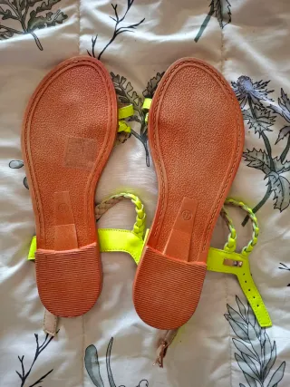 Sandalias planas amarillas flúor