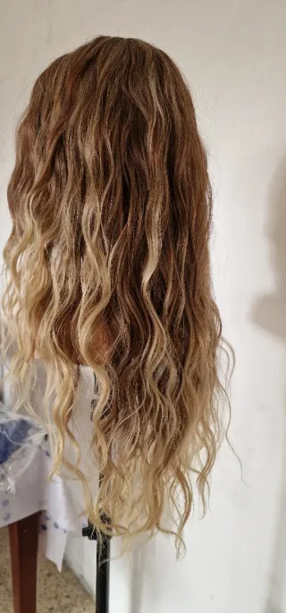 Peluca rizada marrón con reflejos rubios