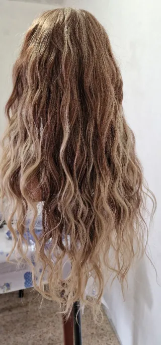 Peluca rizada marrón con reflejos rubios