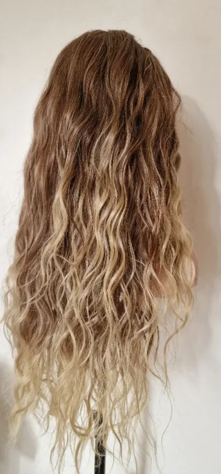 Peluca rizada marrón con reflejos rubios