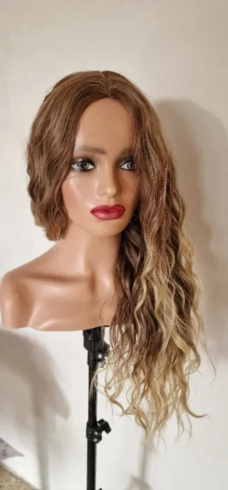 Peluca rizada marrón con reflejos rubios