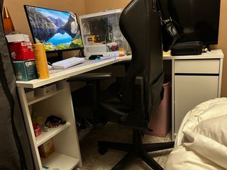 Escritorio para ordenador con silla gamer incluida