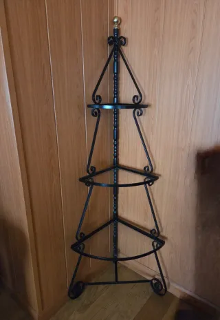Estanteria de forja negra y dorada