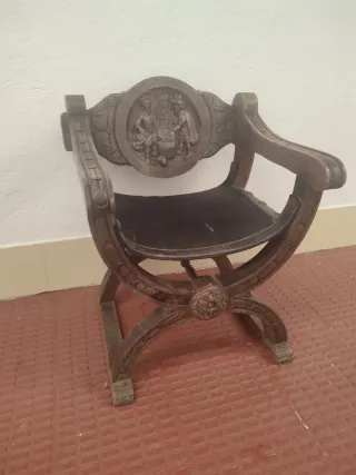 Silla de madera tallada con asiento de cuero
