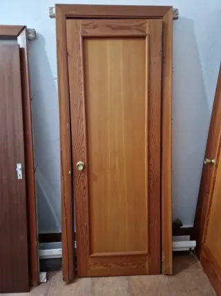 Puerta de madera maciza