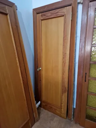 Puerta de madera maciza