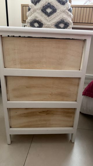 Mesitas de noche blancas y madera