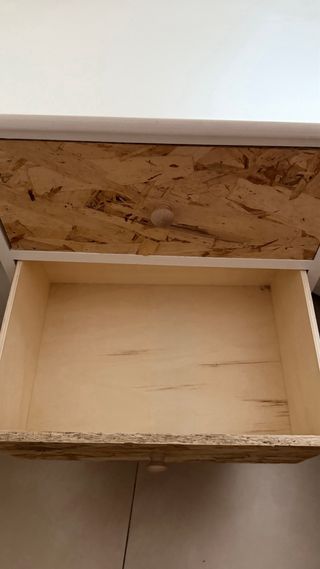 Mesitas de noche blancas y madera