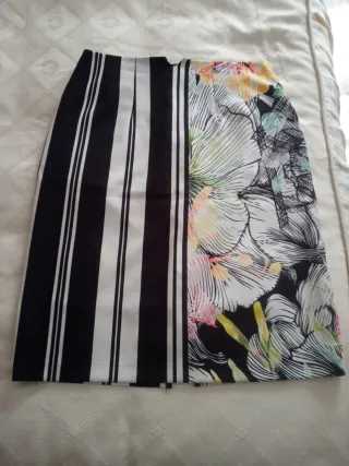 Falda estampada rayas y flores.