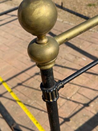 Cama antigua de metal