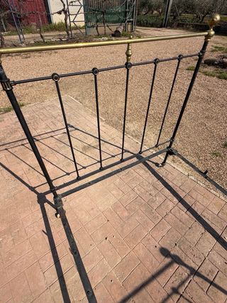 Cama antigua de metal