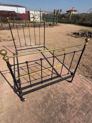 Cama antigua de metal