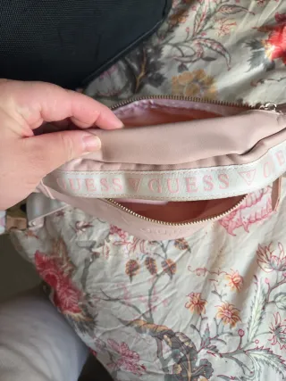 Riñonera Guess Rosa y Blanca