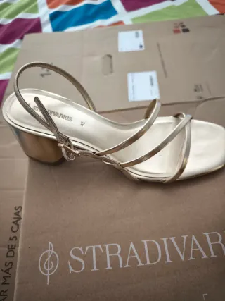 Sandalias Stradivarius doradas talla 41