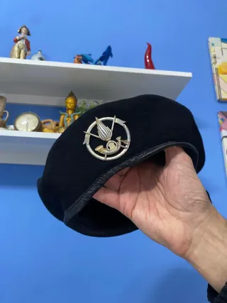 Berretto nero con stemma militare