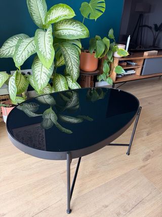 Mesa centro Kave Home Cristal y Metal Oval Negra