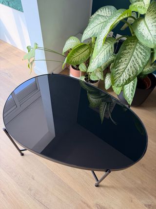 Mesa centro Kave Home Cristal y Metal Oval Negra