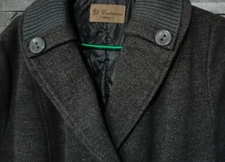 Abrigo gris de doble botonadura