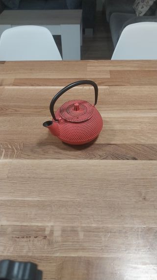 Tetera de hierro fundido roja