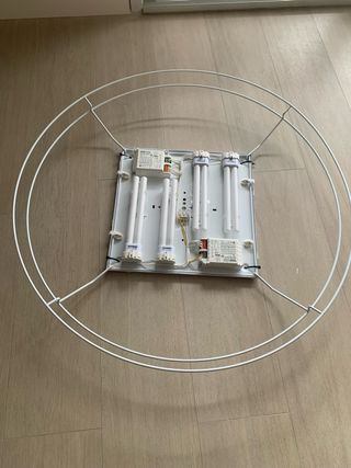 Lámpara fluorescente con aro metálico