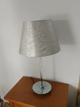 Lámpara de mesa plateada
