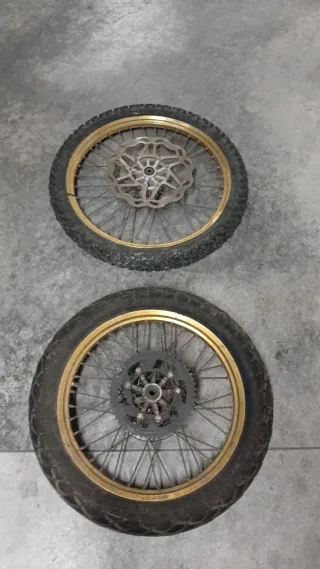 Ruedas de moto con llanta dorada