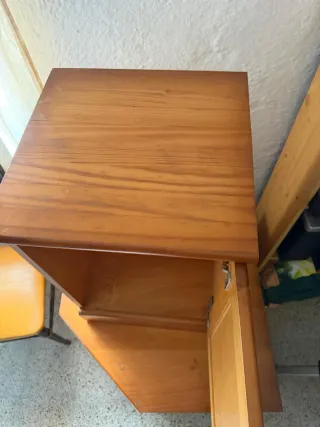 2 muebles de madera marrones esquineros