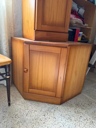 2 muebles de madera marrones esquineros