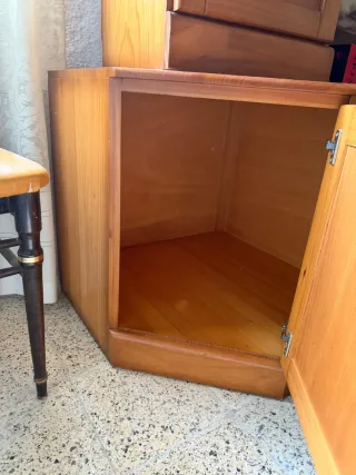 2 muebles de madera marrones esquineros