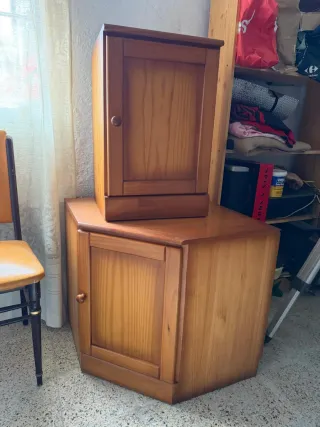 2 muebles de madera marrones esquineros