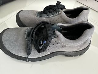 Lote Ropa Trabajo: 3 Chalecos, camisa, zapatos