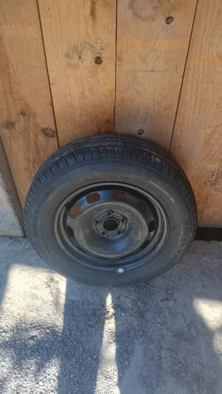 Una llanta chapa 15" con neumático