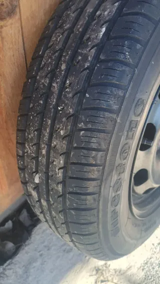 Una llanta chapa 15" con neumático