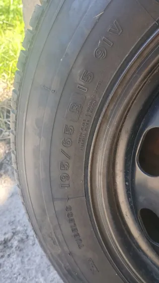 Una llanta chapa 15" con neumático