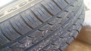 Una llanta chapa 15" con neumático