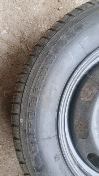 Una llanta chapa 15" con neumático