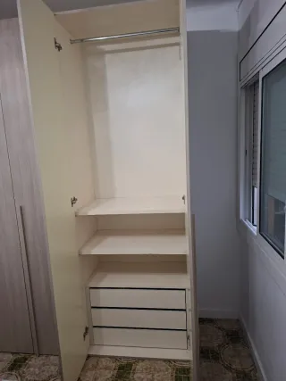 Armario ropero doble con cajoneras y baldas