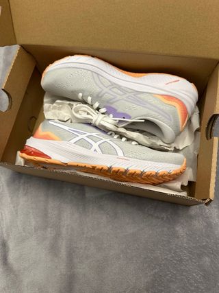 Zapatillas Asics Morado y Blanco