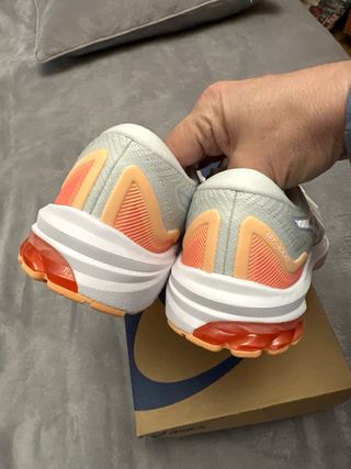 Zapatillas Asics Morado y Blanco