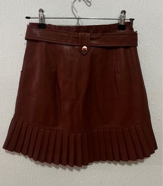 Falda marrón de cuero con cinturón