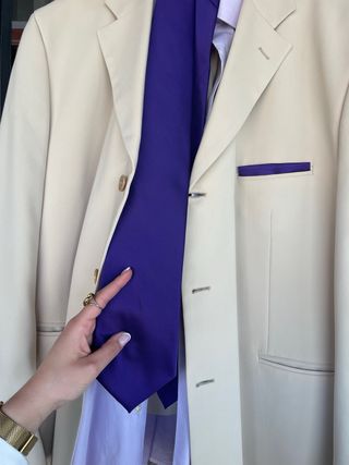 Traje hombre beige con camisa y corbata