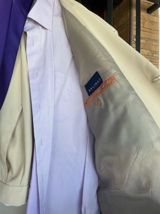 Traje hombre beige con camisa y corbata