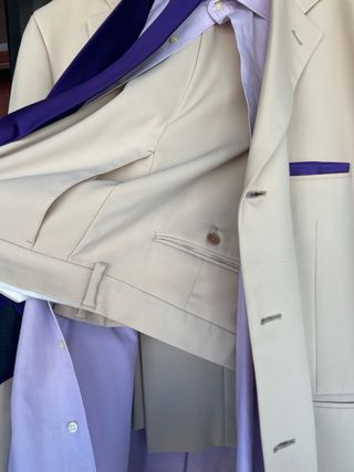 Traje hombre beige con camisa y corbata