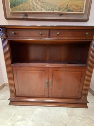 Mueble auxiliar clásico de madera