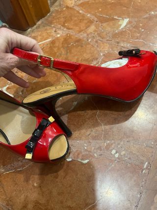 Sandalias de vestir rojas y negras