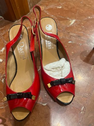 Sandalias de vestir rojas y negras