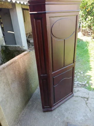 Mueble de esquina de madera