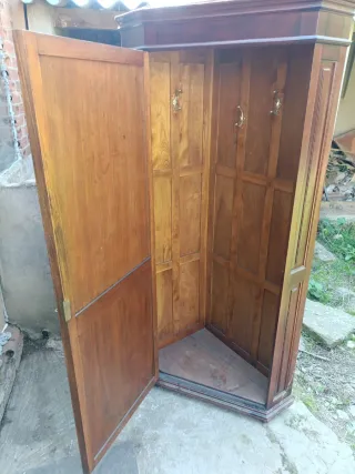 Mueble de esquina de madera